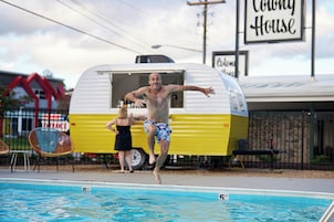 Una piscina al aire libre de temporada