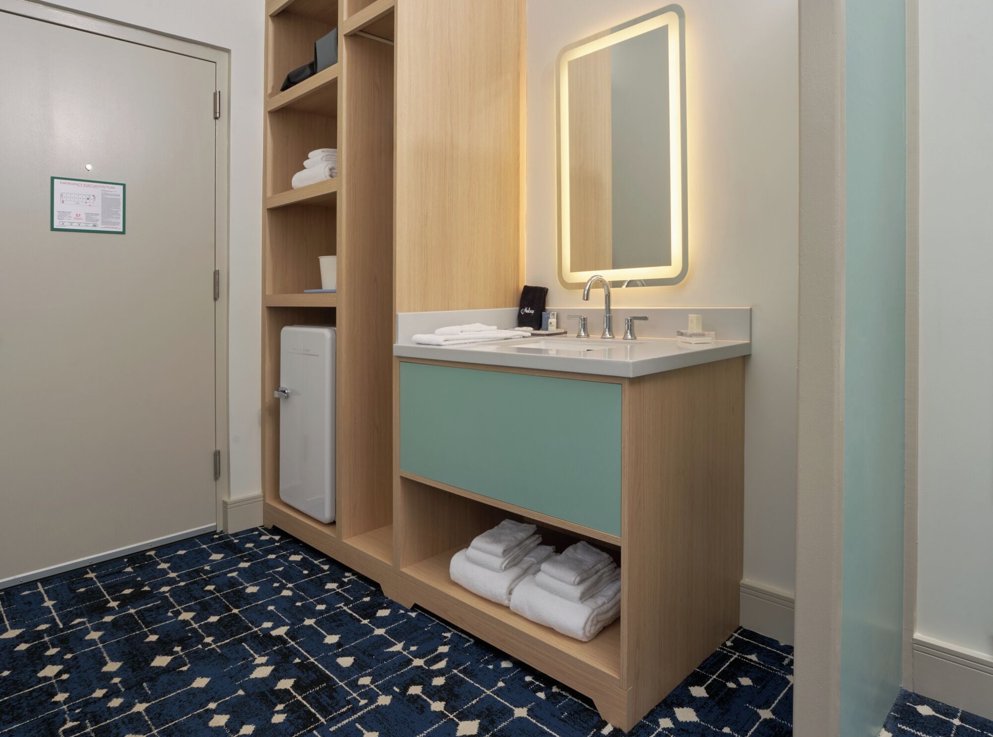 Ducha, secador de pelo, toallas, jabón