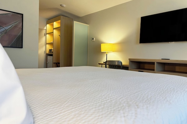 Phòng Premium, 1 giường cỡ king | Nệm có lớp đệm bông, két bảo mật tại phòng