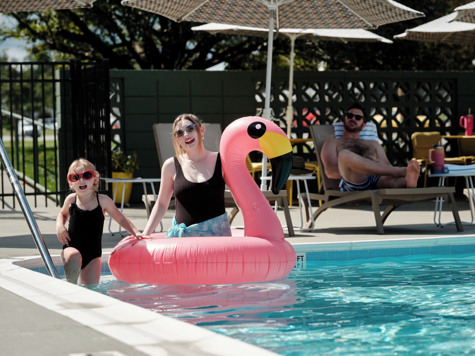 Una piscina al aire libre de temporada