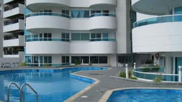 Una piscina al aire libre