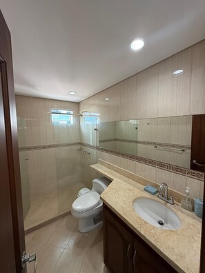 Appartement Standard, 2 chambres, balcon, vue sur la baie | Salle de bain