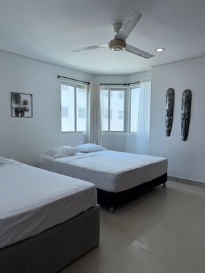 Căn hộ Tiêu chuẩn, 2 phòng ngủ, ban công, quang cảnh vịnh | 2 phòng ngủ, màn/rèm cản sáng, bàn ủi/dụng cụ ủi quần áo 