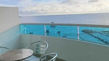 Apartamento estándar, 2 habitaciones, balcón, vistas a la bahía | 2 dormitorios, cortinas opacas, tabla de planchar con plancha