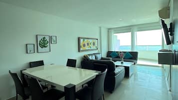 Apartament estàndard, 2 dormitoris, balcó, vistes a la badia | Sala d'estar