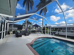 Una piscina al aire libre, una piscina climatizada