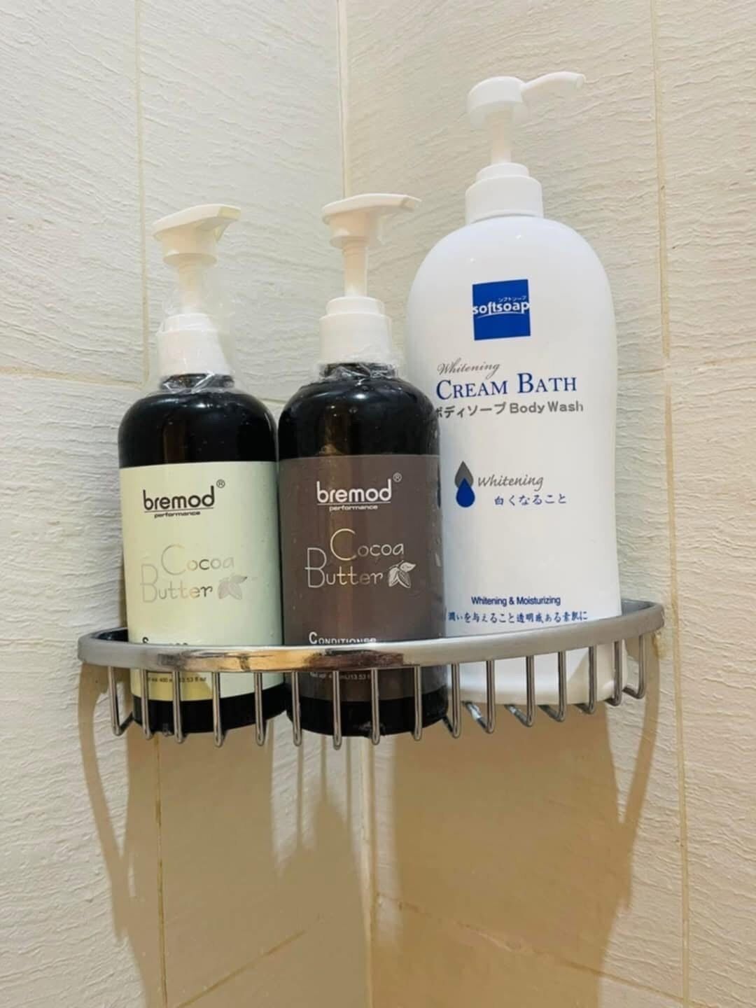 Regadera, bidet, toallas, jabón 