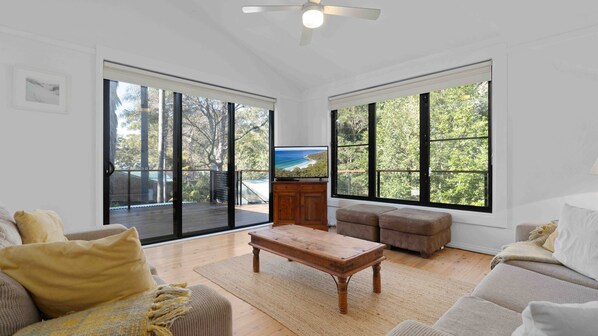 TV, fireplace - Greenfields Beach House & Studio (Vincentia)