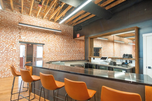 2 bar/ruang istirahat