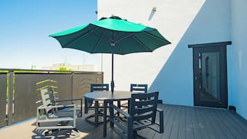 Business Studio Suite, 1 King Bed, Non Smoking, Kitchenette | Exterior