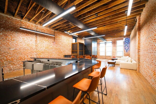 2 bars/lounges