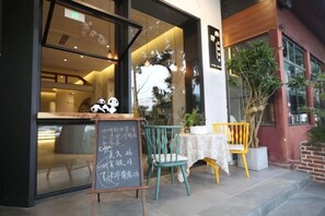 تناول الطعام بالخارج