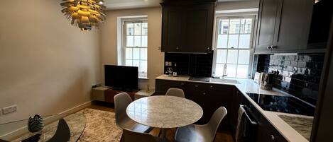 Departamento | Cocina privada | Refrigerador, microondas, horno y parrilla de estufa