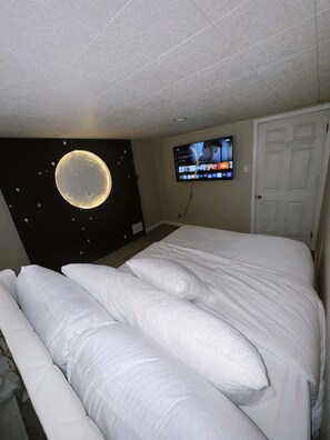 3 bedrooms, iron/ironing board, WiFi, bed sheets