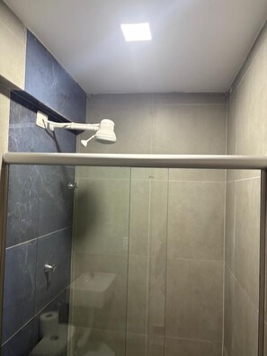 Double Room | Bathroom | Shower, towels, soap, shampoo - Hospedagem Praia do Forte (Tamandaré)