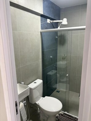 Habitación doble | Baño | Ducha, toallas, jabón y champú