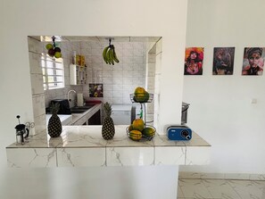 Een magnetron, een oven, een kookplaat, een vaatwasser