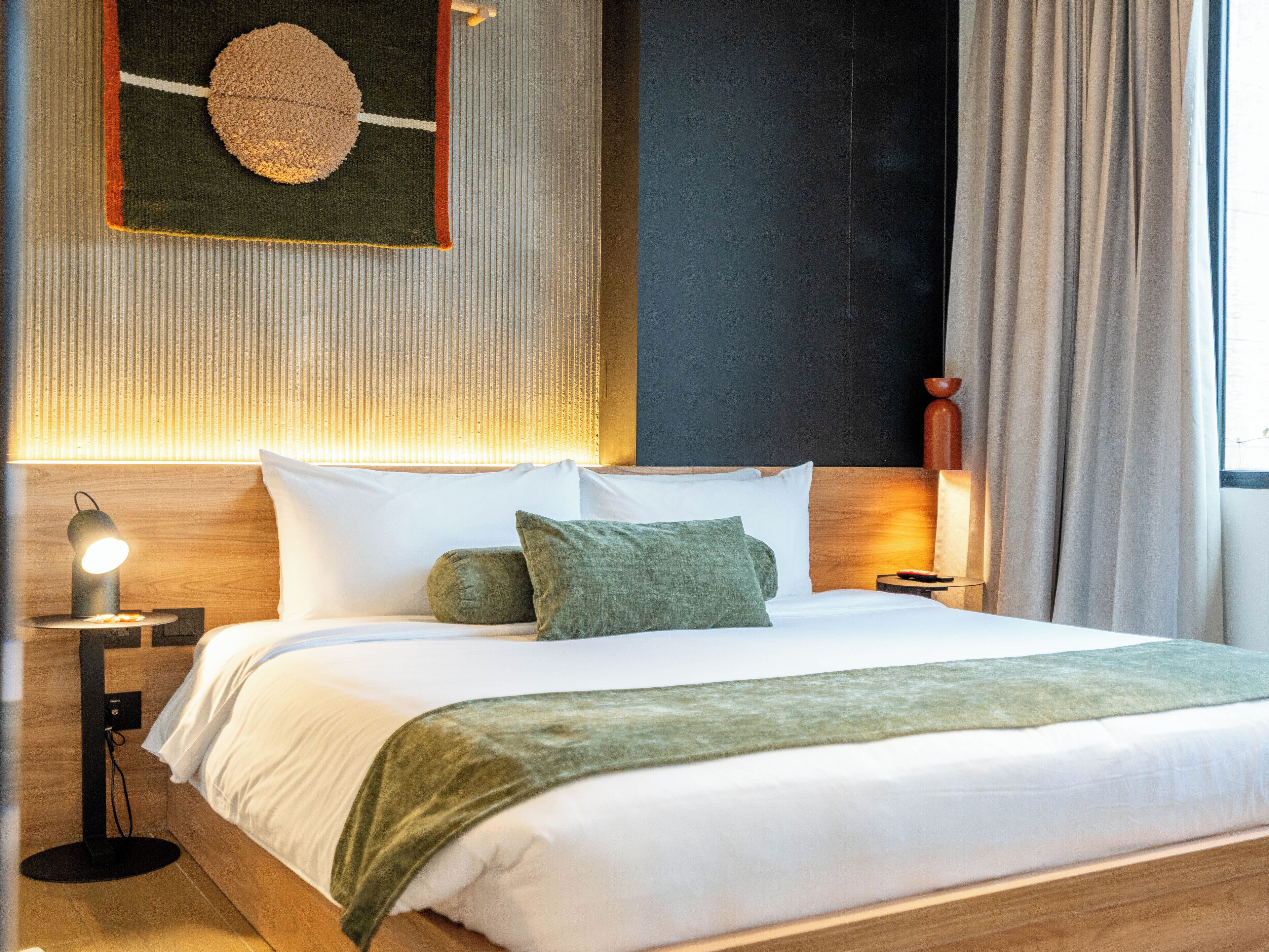 Dobbeltrom – deluxe | Safe på rommet, blendingsgardiner og strykejern/-brett