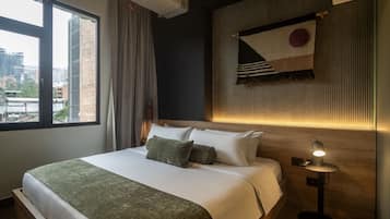 Cofres nos quartos, cortinas blackout, ferros/tábuas de passar roupa