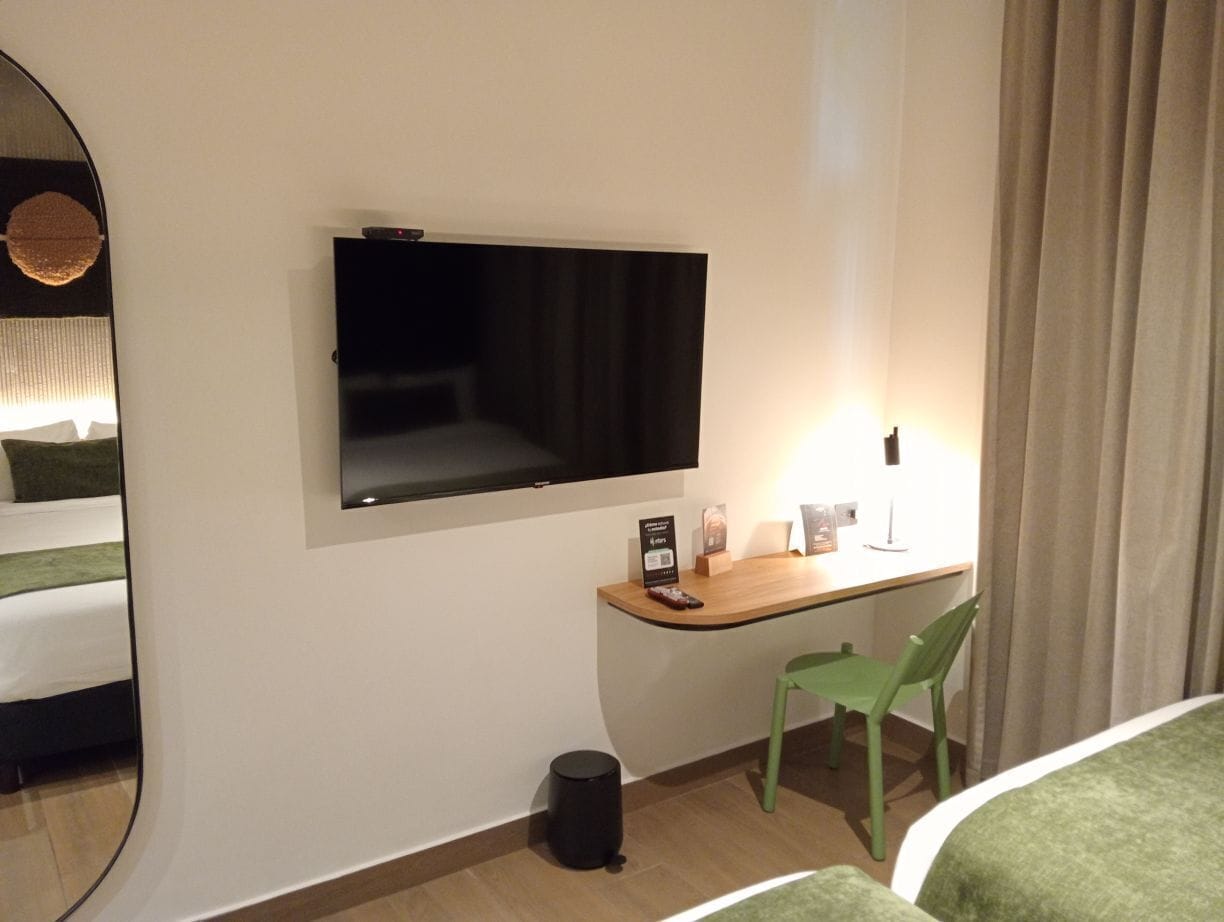 Minibar, caja de seguridad en la habitación y escritorio 