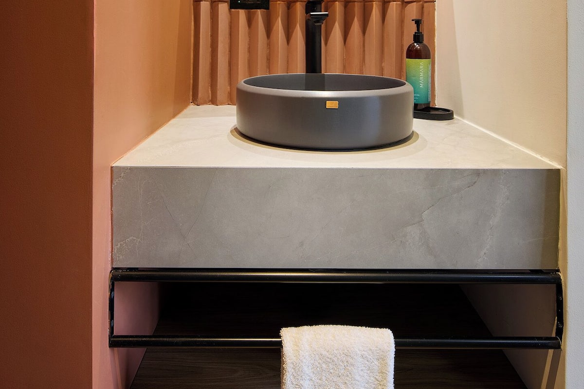 Deluxe Double Room | Bathroom | Hair dryer, soap, shampoo, toilet paper