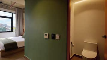 Dobbeltrom – deluxe | Safe på rommet, blendingsgardiner og strykejern/-brett