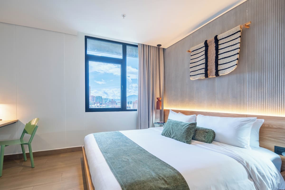 Deluxe Room | Minibar, in-room safe, desk, laptop workspace