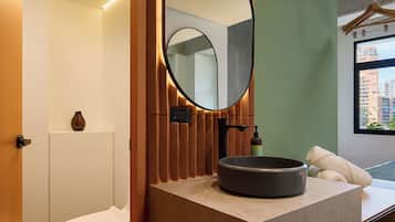 Kahden hengen deluxe-huone | Tallelokero huoneessa, pimennysverhot, silitysrauta/-lauta