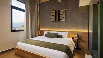 خزنة داخل الغرفة وستائر تعتيم ومكواة/لوح كي وأسرّة أطفال/رضّع (مجانًا)