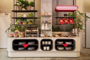 Daily buffet breakfast (COP 37000 per person) - Hunters By Jalo (Medellín)