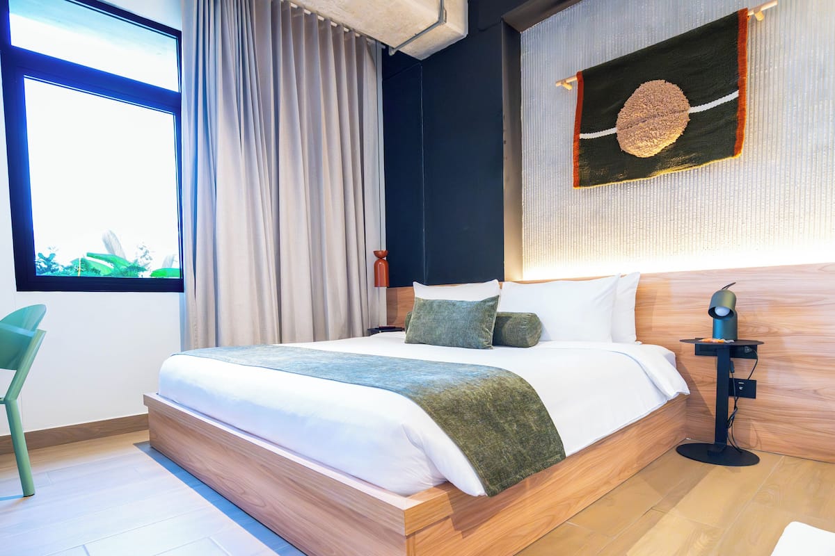 Standard Room | Minibar, in-room safe, desk, laptop workspace