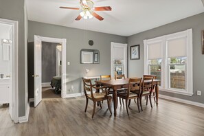 Dining - Charming 4-bedroom house with AC, WiFi in marvelous Aurora (Aurora)
