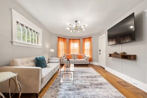 TV - Modern 2BR • Mins to Univ, Zoo, Destiny & Downtown (Syracuse)