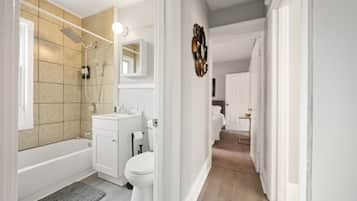 Sèche-cheveux, bidet, papier toilette