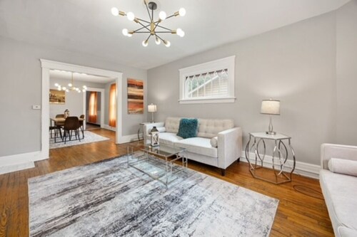 Modern 2BR • Mins to Univ, Zoo, Destiny & Downtown