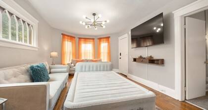 Modern 2BR • Mins to Univ, Zoo, Destiny & Downtown