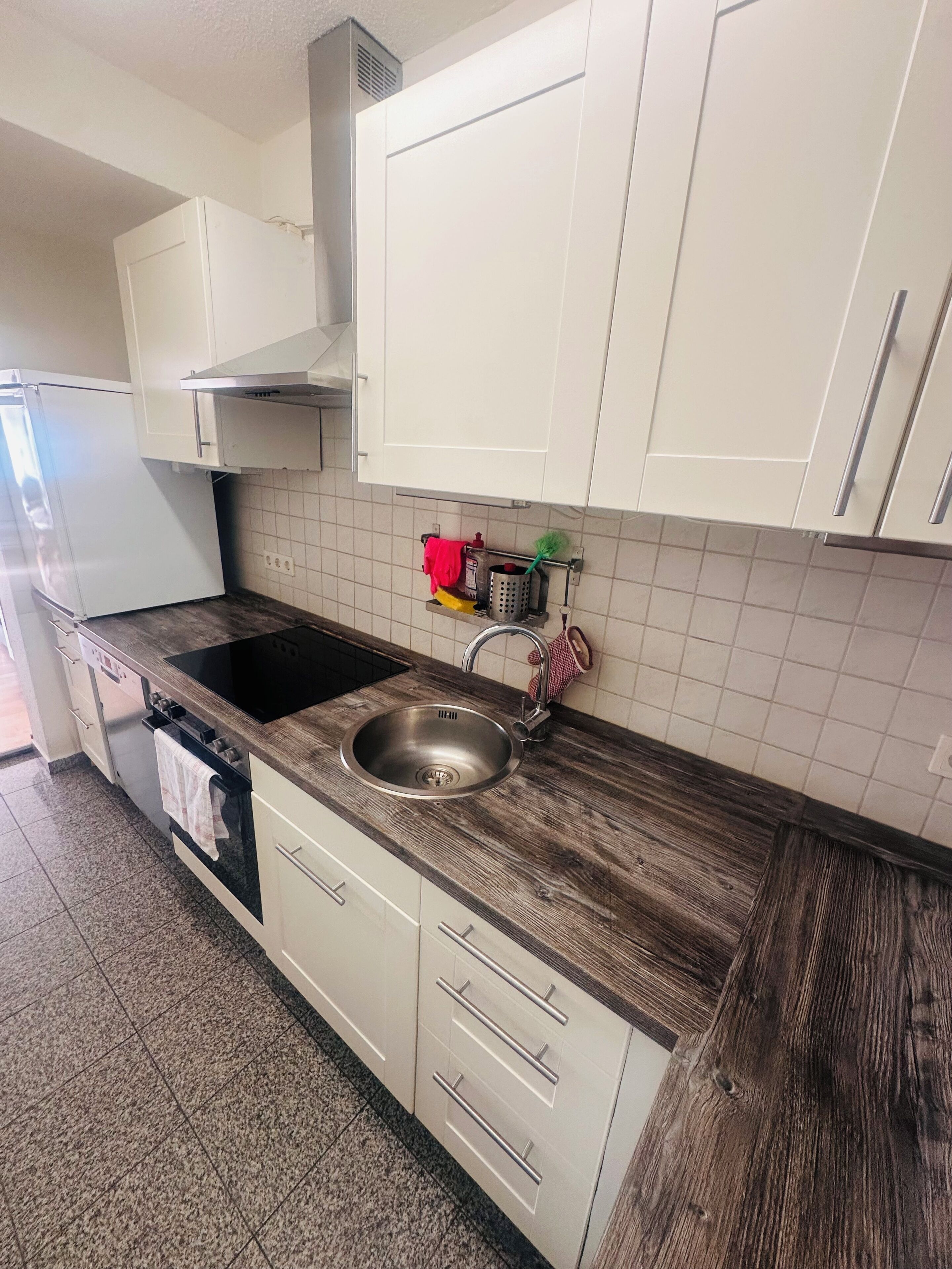 Een koffiezetapparaat/waterkoker, een koelkast, een magnetron, een oven