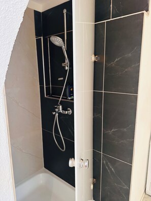 Serviettes fournies, savon, papier toilette