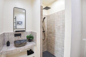 Dusche, Haartrockner, Handtücher