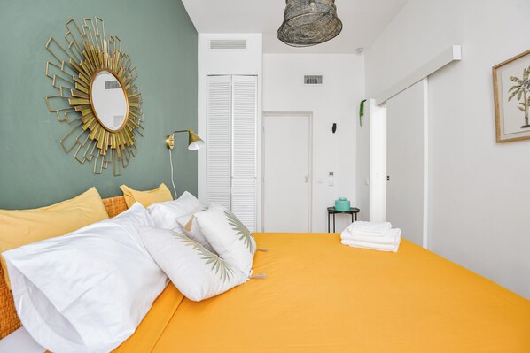1 chambre, fer et planche à repasser, draps fournis
