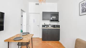 Réfrigérateur, micro-ondes, four, plaque de cuisson