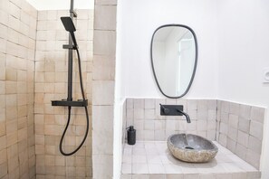 Dusche, Haartrockner, Handtücher