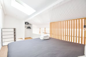 1 chambre, fer et planche à repasser, draps fournis