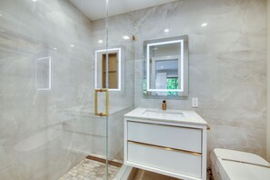 Dusche, Bidet, Handtücher