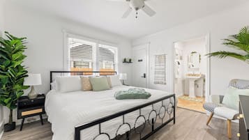 3 habitaciones, escritorio y tabla de planchar con plancha