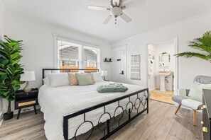 3 bedrooms, desk, iron/ironing board, travel crib