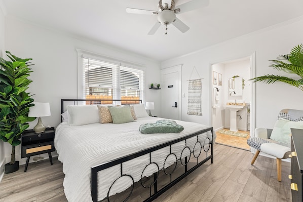 3 室のベッドルーム、デスク、アイロン / アイロン台、旅行用ベビーベッド