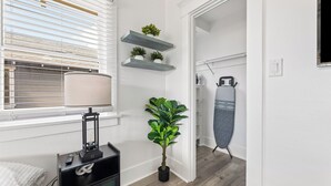 Une salle de bain moderne avec un grand miroir, un porte-serviettes et un espace douche.