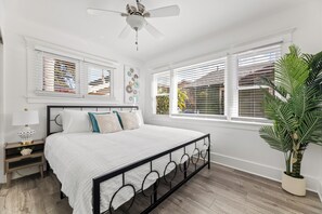 3 soverom, skrivebord, strykejern/-brett og reiseseng for barn