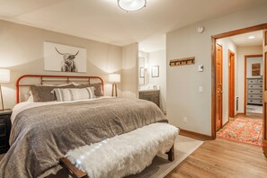 3 makuuhuonetta, silitysrauta/-lauta, vauvan matkasänky, Wi-Fi